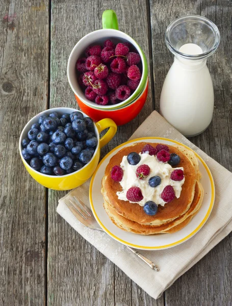 Pancakes with curd and fresh berries — Stock Photo, Image