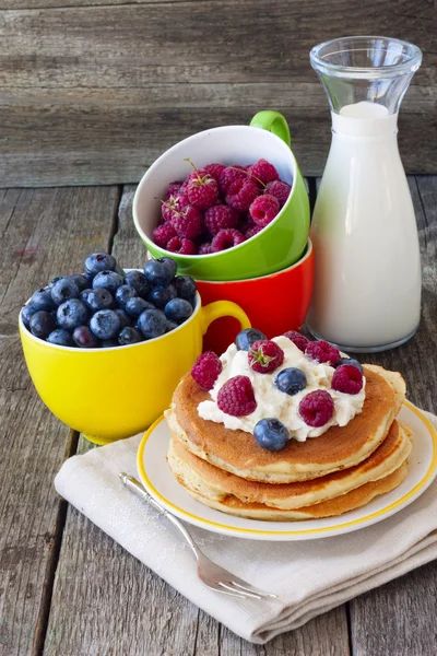 Pancake with curd and fresh berries and a bottle of milk — Stock Photo, Image