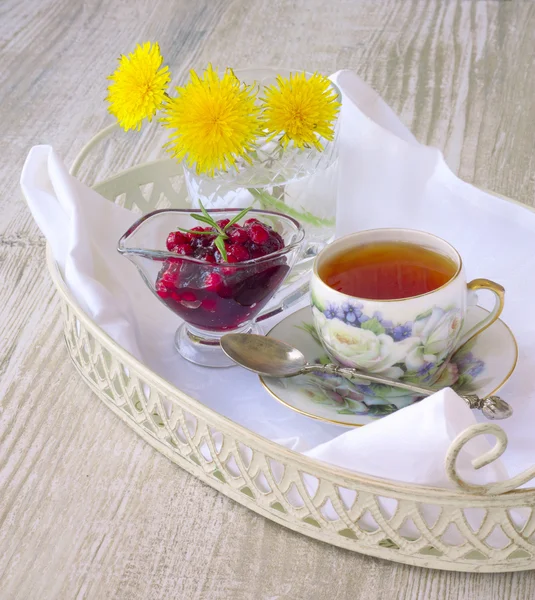 Чашка чаю з джемом на підносі на білому дерев'яному фоні — стокове фото