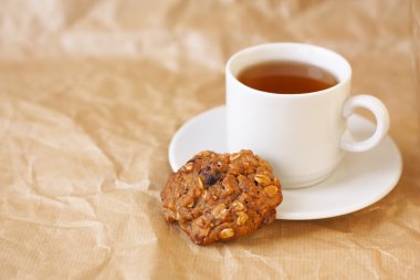 hafif Kahvaltı: bir bardak çay ve diyet yulaf ezmesi kurabiye horizonta