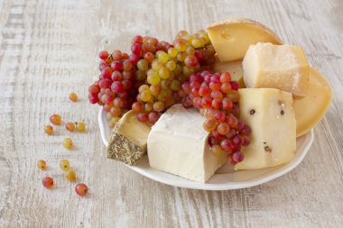 peynir ve taze üzüm ahşap zemin