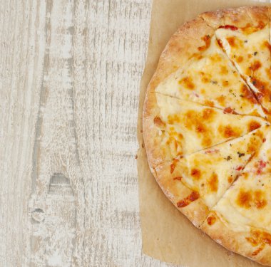 ahşap arka plan üzerinde taze ev yapımı pizza