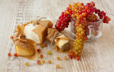 peynir ve taze üzüm ahşap zemin