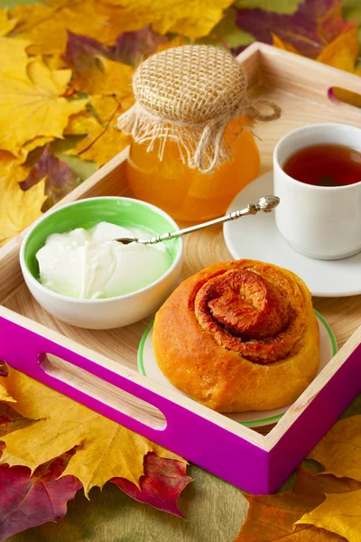 Tazza di tè, miele, yogurt e muffin di zucca su un vassoio su dorso — Foto Stock