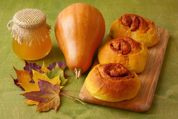 Muffin di zucca, miele e foglie — Foto Stock