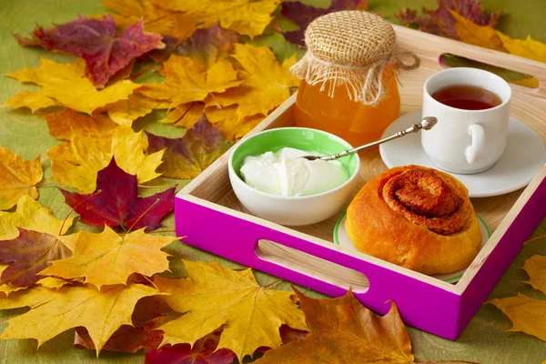 Kopje thee, honing, yoghurt en pompoen muffin op een dienblad op backgr — Stockfoto