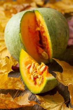  yeşil kabak ve kabak dilim mayınları ahşap arka plan WIT Tarih