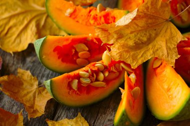 kabak, autu ile mayınları ahşap arka plan üzerinde parçalar halinde kesilmiş