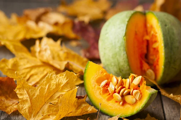  yeşil kabak ve kabak dilim mayınları ahşap arka plan WIT Tarih