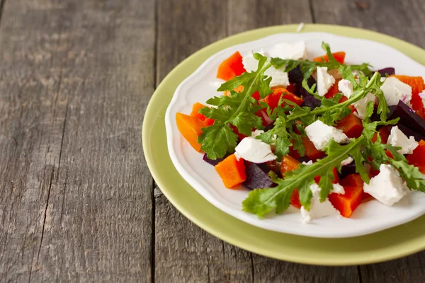 Sallad på rostade rödbetor och pumpa med fetaost och rucola — Stockfoto