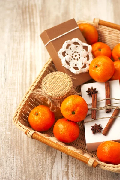 Корзина с рождественскими подарками: мед, мандарин и коробка с су — стоковое фото