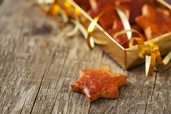 Рождественское имбирное печенье в форме звезд в золотой коробке — стоковое фото