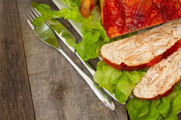 Panqueques rellenos de pollo con ensalada verde —  Fotos de Stock