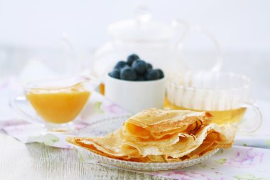 Krep yaban mersini ve limon sos ile