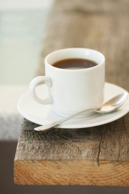 ahşap bir masa kenarına kahve