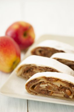 adet elma strudel ve taze elma dilimlenmiş