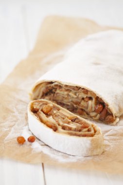 elma meyveli turta kagit üzerinde hafif bir arka plan üzerinde bir parça