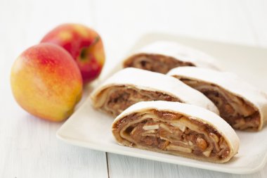 adet elma strudel ve taze elma dilimlenmiş