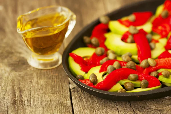 Salada de pimentos torrados e abacate — Fotografia de Stock