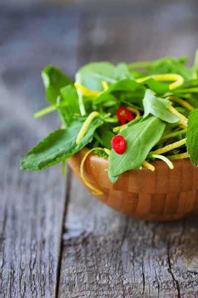 Ensalada turca de menta, rúcula, limón y pimiento picante — Foto de Stock