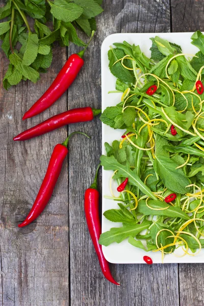 Ensalada turca de menta, rúcula, limón y pimiento picante —  Fotos de Stock