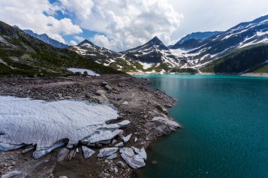 Avusturya dağlarında güzel göl Weissee Alps için. Turkuaz