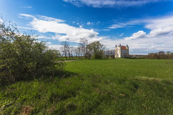 Moravsky Krumlov, chapelle Saint-Florian. paysage printanier. Sud — Photo