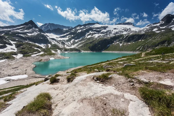 Lago Turquesa en las altas montañas. Verano montaña paisaje . —  Fotos de Stock