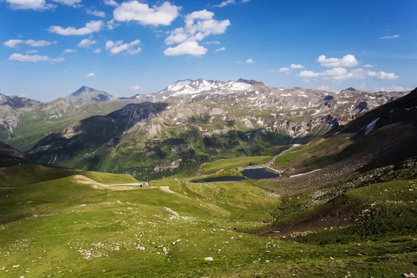 Alto camino serpenteante alpino, Grossglockner. Hermosa montaña de verano — Foto de Stock