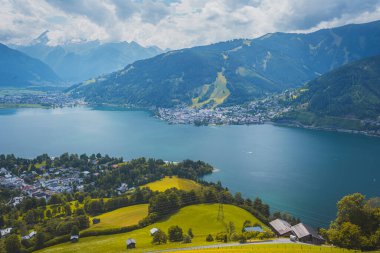 Zell am Bak, Avusturya 'da dağları ve gölü olan yaz manzarası
