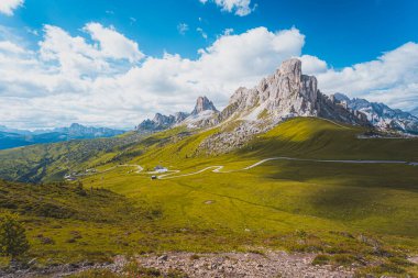 Passo Giau, Dolomitler, İtalya. Güzel yaz dağ manzarası. Yüksek Alp Yolu