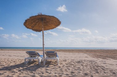 İki sandalyeli ve şemsiyeli plaj, yaz tatili