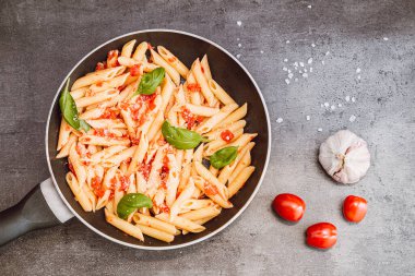 Domates soslu makarna, parmesan peyniri, zeytin ve fesleğen.. 