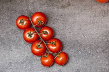Karanlık arka planda taze domatesler. Kırmızı kiraz domatesleri. Üst görünüm