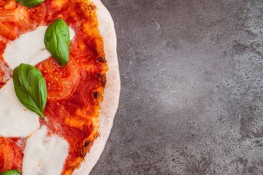 Koyu arka planda pizza margherita. Geleneksel İtalyan pizzası, en iyi manzara. Paket yemek.