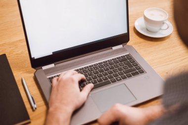 Uzaktan kumandalı bir adam. İş adamı salgın sırasında evden çalışıyor