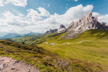 Passo Giau, Dolomitler, İtalya. Güzel yaz dağ manzarası. Yüksek Alp Yolu