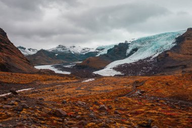 İzlanda 'da sonbahar manzaralı bir buzul.