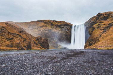 Skogafoss şelalesi, uzun pozlama manzarası. Sonbaharda İzlanda