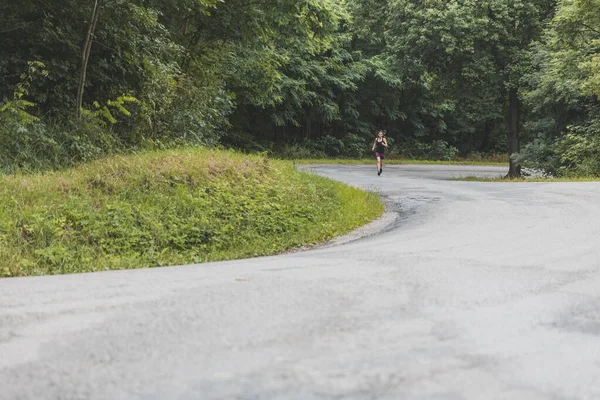 Una Mujer Corriendo Por Bosque Corredor Femenina Corre —  Fotos de Stock