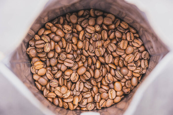 Кофейные зерна в открытой сумке, вид сверху