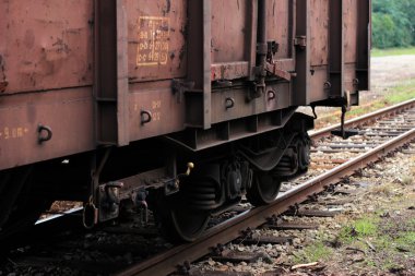 eski demiryolu vagonu ayakta raylara hırpalanmış.