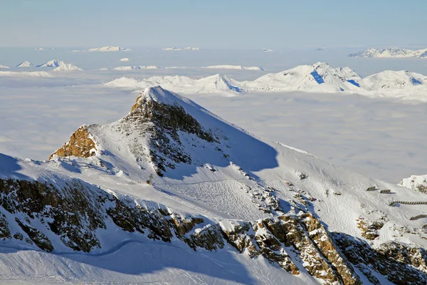 Alpine view of engaging fresh snow in the valley with clouds — Stock Photo, Image