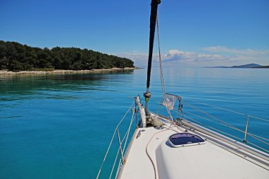 Yat açıklarında demirli. Azure temiz su