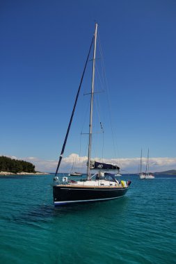 Yat açıklarında demirli. Azure temiz su
