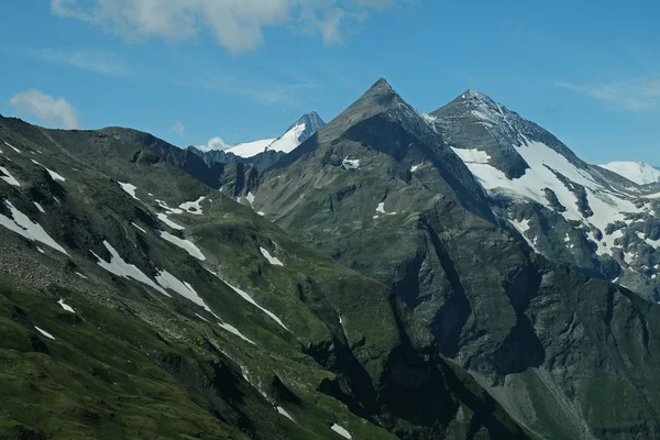 Picos de montaña de los Alpes montañas cubiertas de nieve . — Foto de Stock