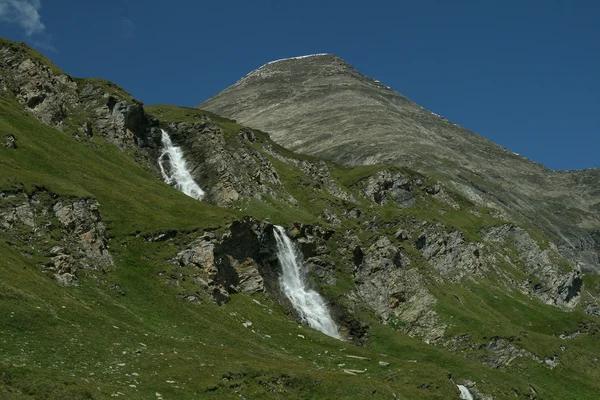 Красивый водопад в чистой альпийской природе — стоковое фото
