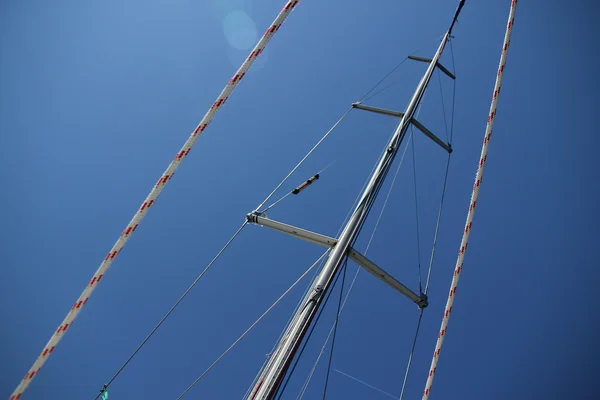 Viajar num barco. O iate mastro principal — Fotografia de Stock