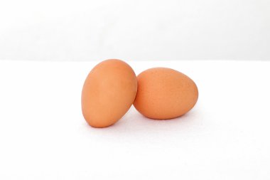 iki taze tavuk yumurta