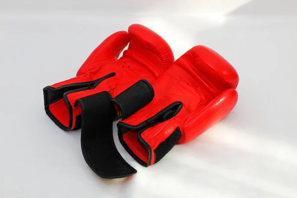 Ein Paar rote Boxhandschuhe — Stockfoto
